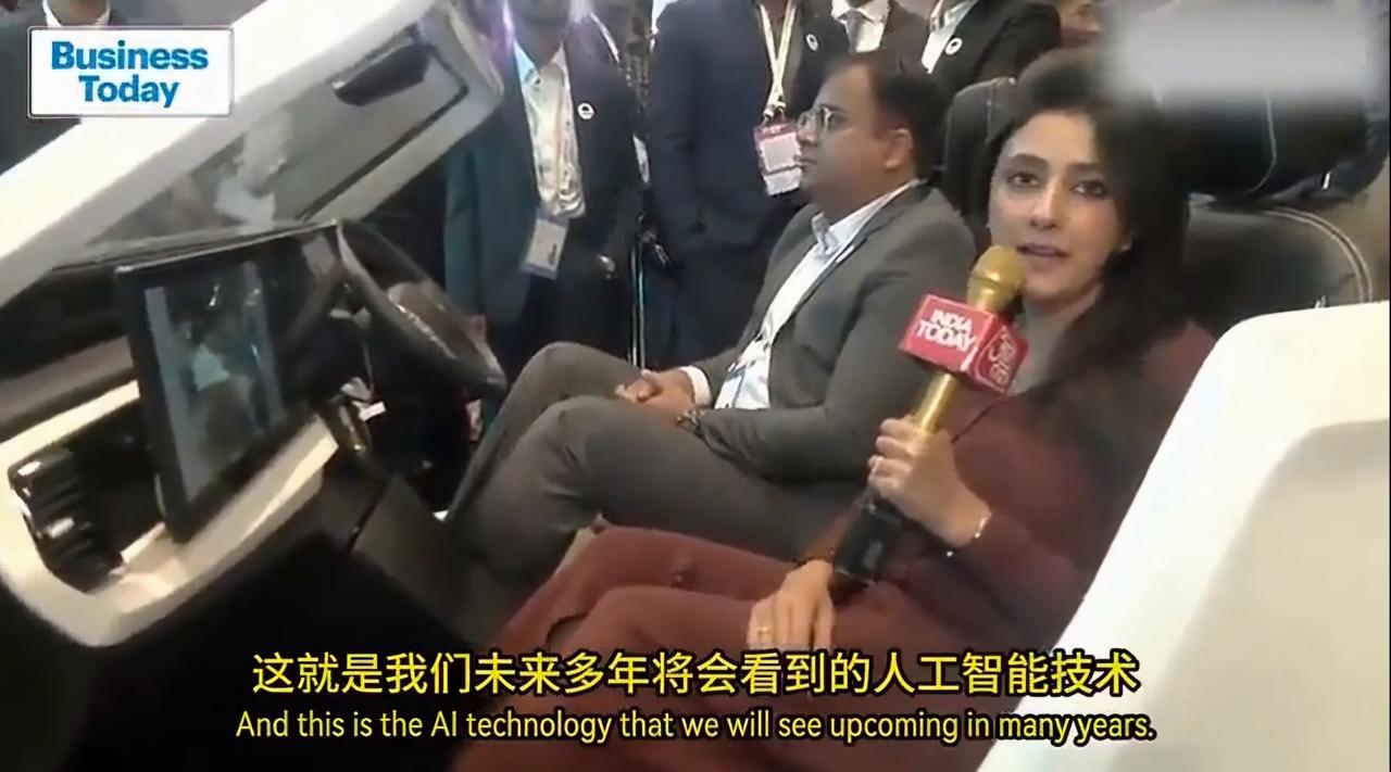 印度车展上，车商用游戏画面展示印度最先进的辅助驾驶系统，引来女记者啧啧称奇，并声