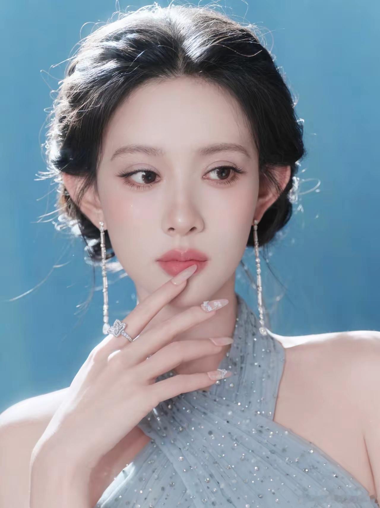孟子义好周正的一个美女浓眉大眼 鹅蛋脸型这样有特点的长相 竟然九年才等到自己第一