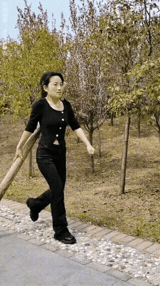 看着凶如母夜叉
拿起大棒要打他
谁料男人几翻爱
什么矛盾都容化

好多男人在赌钱