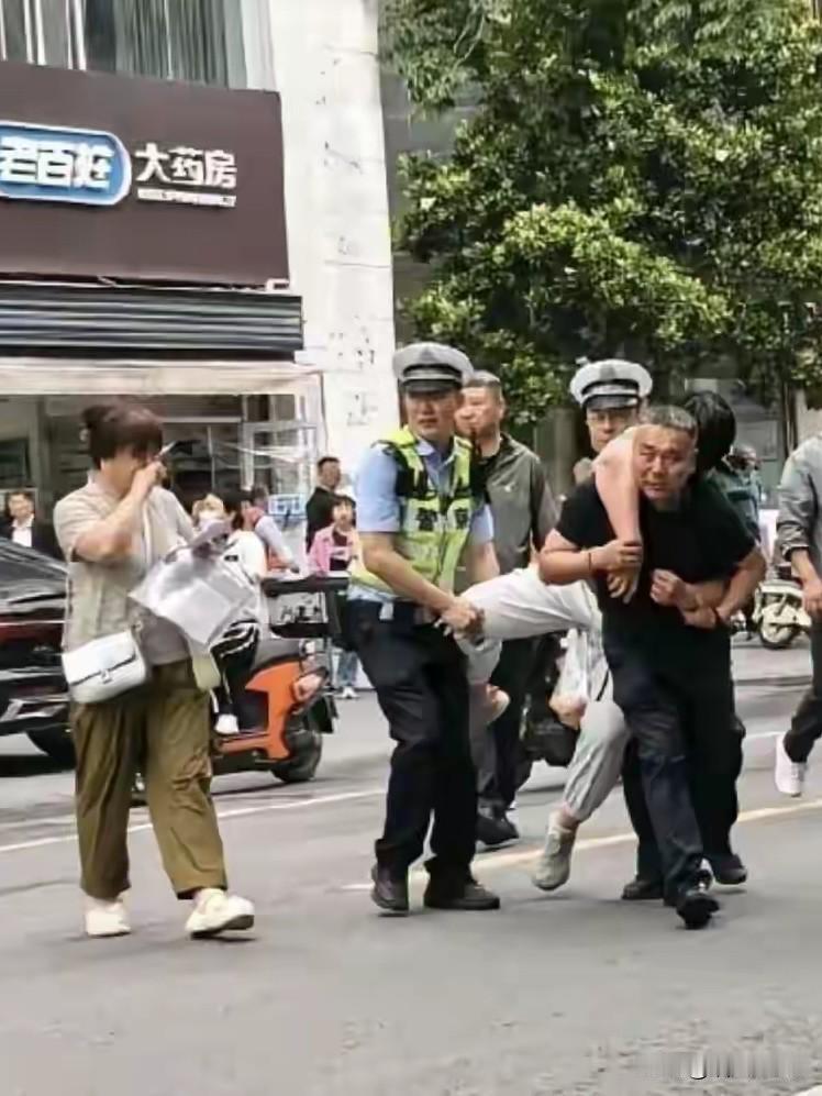 泪目了！考生紧张到腿软，无法正常行走，老父亲背来的，警察叔叔也在帮忙抬腿。
有人
