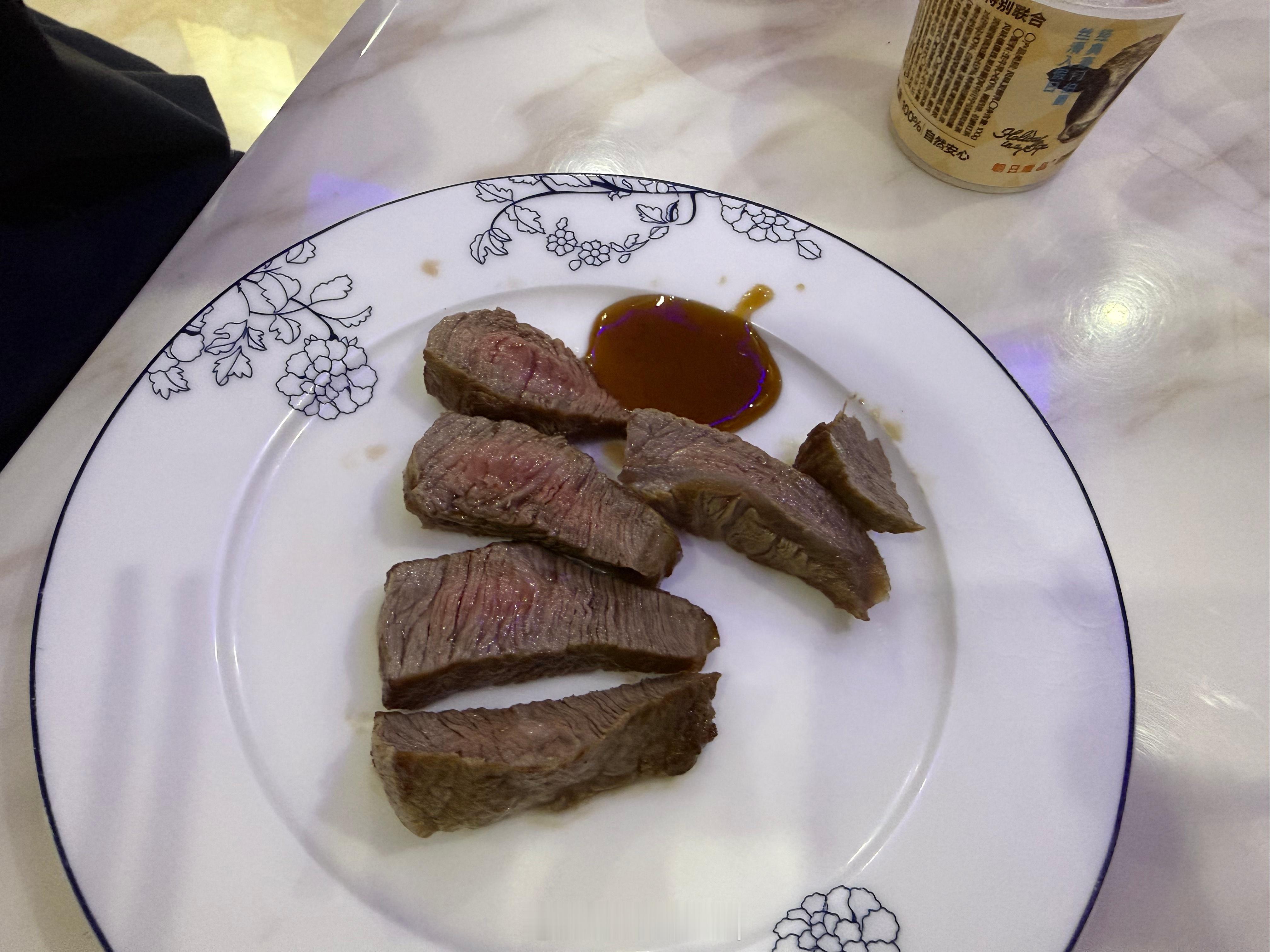 今天晚上的夜宵有点硬。一碗一朵燕的红豆沙配一份牛小排还有一杯酸奶。主要是这个姐下