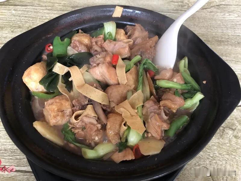 黄焖鸡居然是鲁菜！以前真不知道。这道菜因为外卖火遍全国，可咱大多只知道吃，不清楚