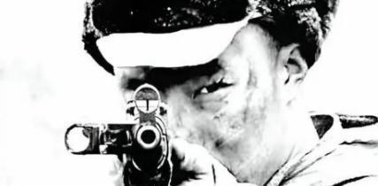 1953年，一位美国顶尖狙击手击中了一名志愿军战士，那人应声倒地，坠入战壕，然而