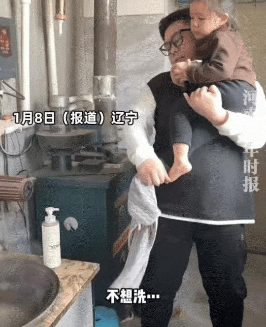笑不活了！辽宁，爸爸带着女儿回老家玩，期间想给女儿洗个澡，爸爸怕她冷，于是用铁锅