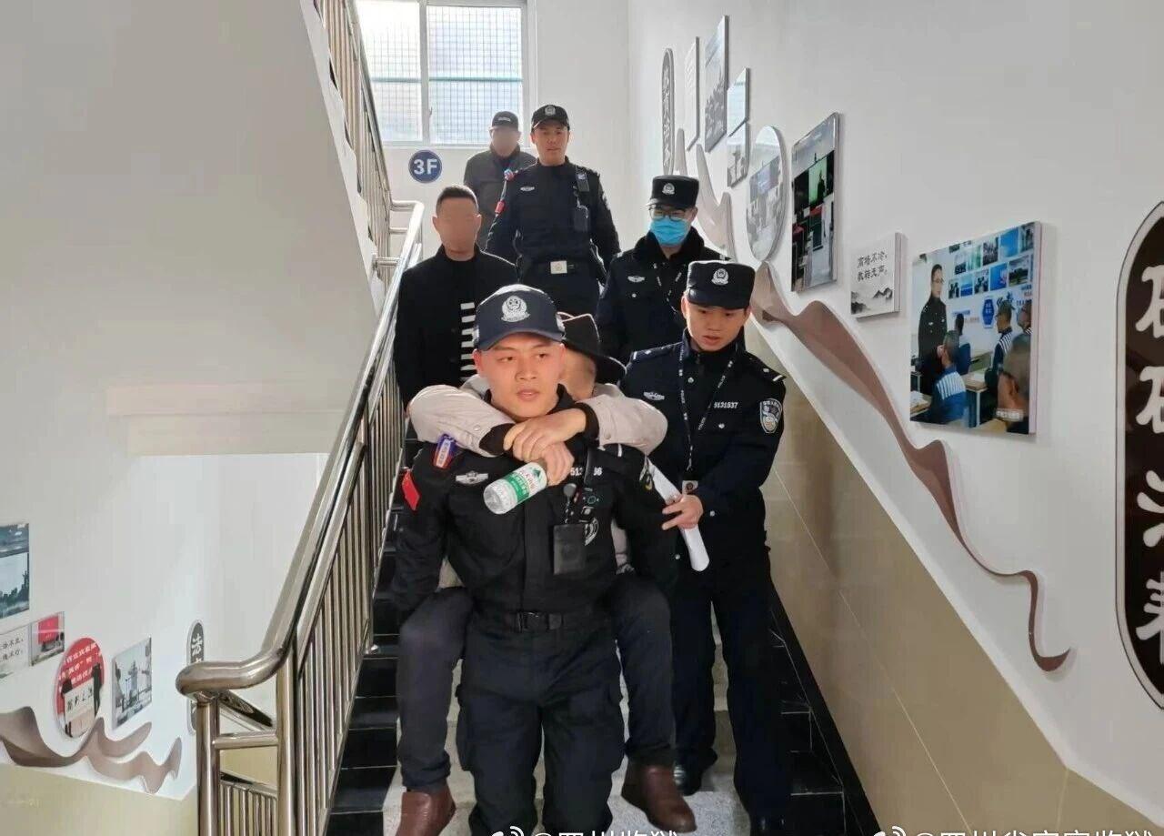 近日，一名老人在参加亲情帮教活动时突发疾病，口吐鲜血。@四川省宜宾监狱 民警立即