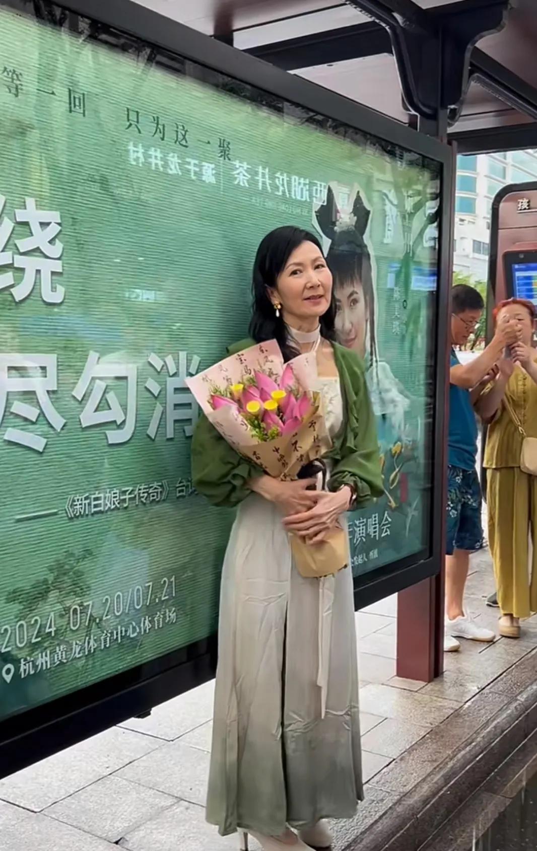 小青陈美琪怼脸拍摄生图
这状态也太真实了吧
真的是欣赏自然衰老
接受自己优雅老去