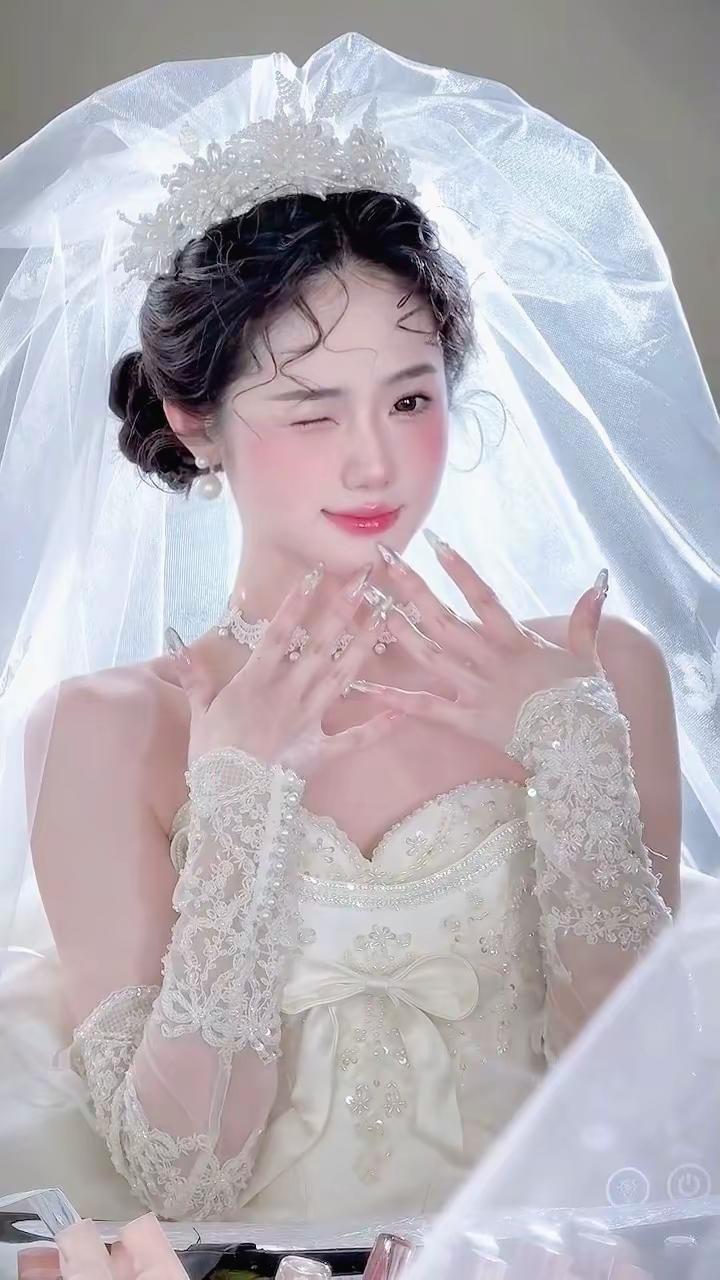 谁还没当一次在“逃公主”，今天的妆造真的太爱了，清透的粉调底妆配上精致的珍珠配饰