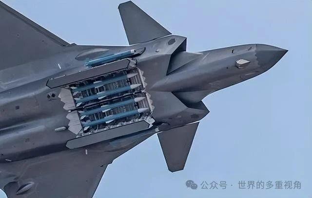 歼-20主弹舱可以挂载4枚霹雳-15，应该无法塞进霹雳-17