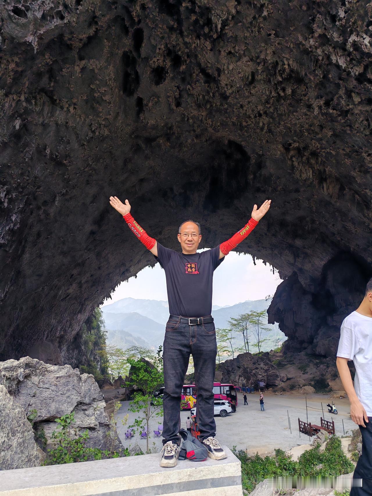 社更穿洞
    开着房车去流浪广西，到达河池第四站：社更穿洞。
  开着房车漫