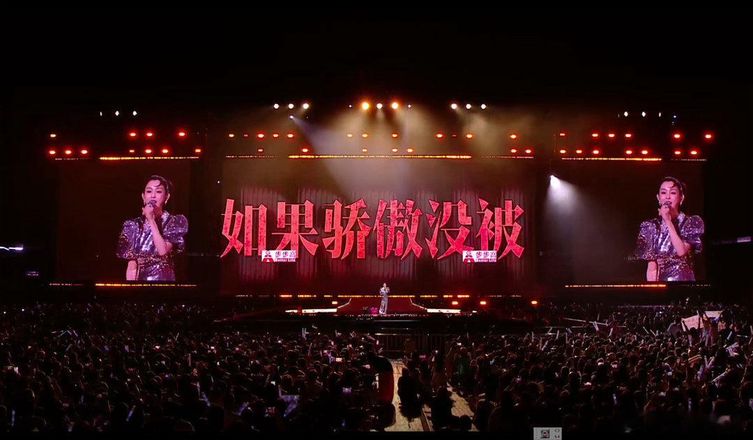 湘潭体育中心，被两万人喊“烫”了！气温25℃，体感温度爆表。鼓点震得座椅发抖，声
