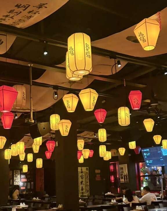 番禺这家民谣酒馆有氛围
番禺这家民谣烧烤酒馆🍻
晚上七点多去的
已经坐满了人❗