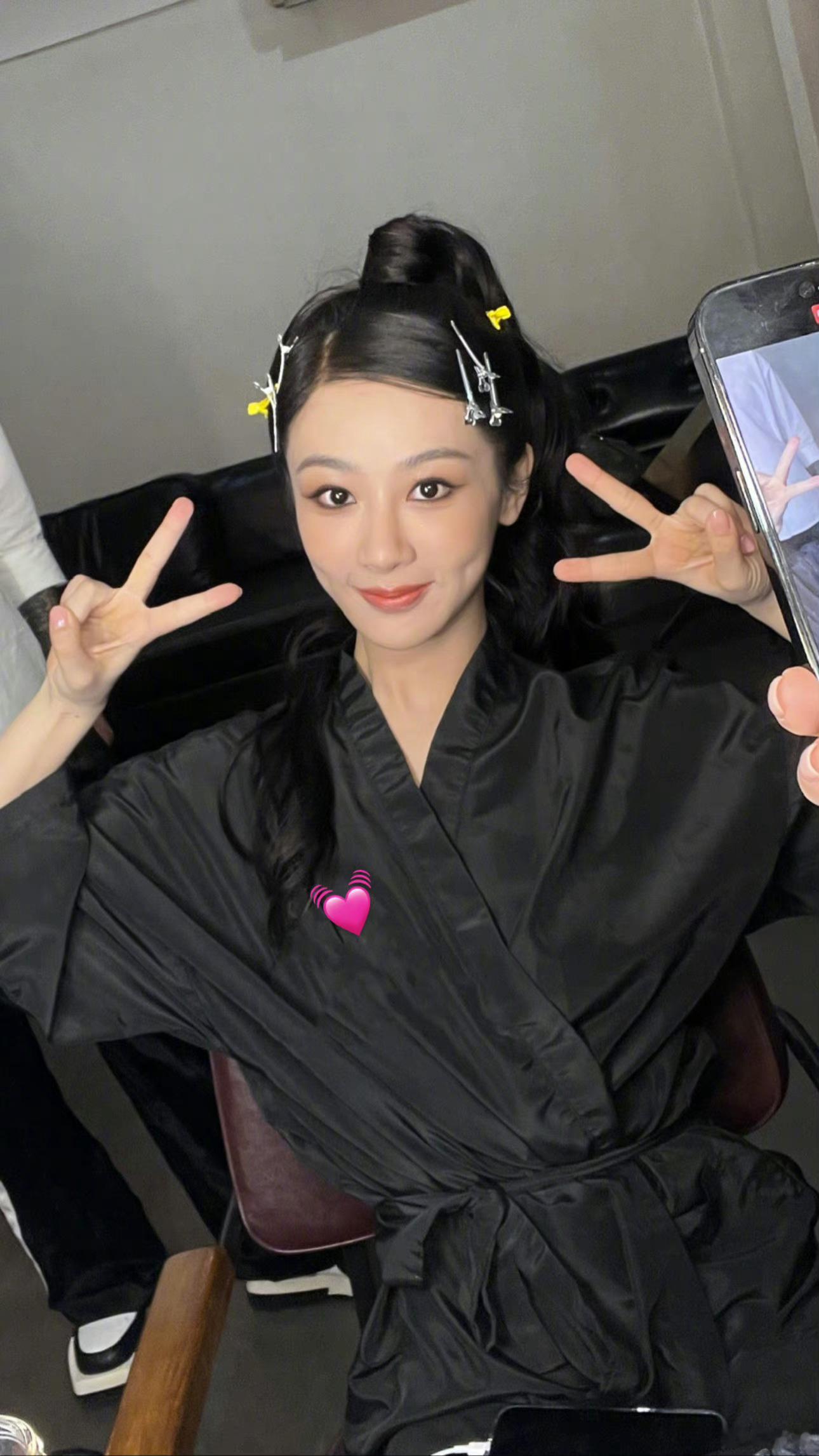 #杨紫[超话]#💜#杨紫# 怎么这么喜欢比[耶]呀小朋友💜#1106陪杨紫浪