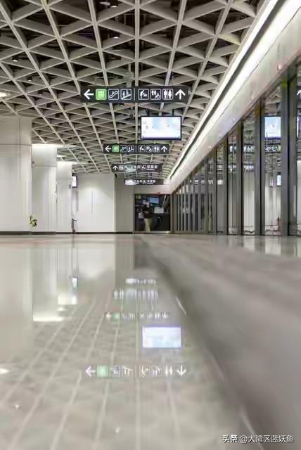 在广州搭乘地铁，很多人都有共同的体验。遇上距离离谱的换乘通道，连续步行十几分钟，