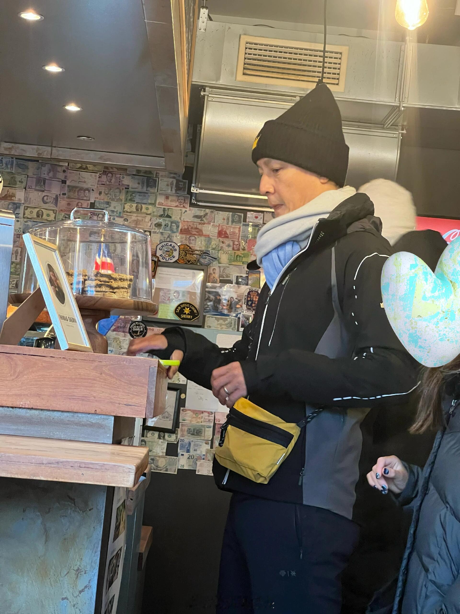 冰岛偶遇吴彦祖一家  吴彦祖一家冰岛度假 哈？他都已经50岁了？？看不出来，还是