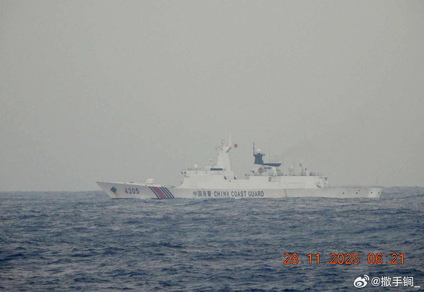 菲律宾海警9701舰今晨在距黄岩岛42海里海域，向中国海警4305舰发起所谓“无