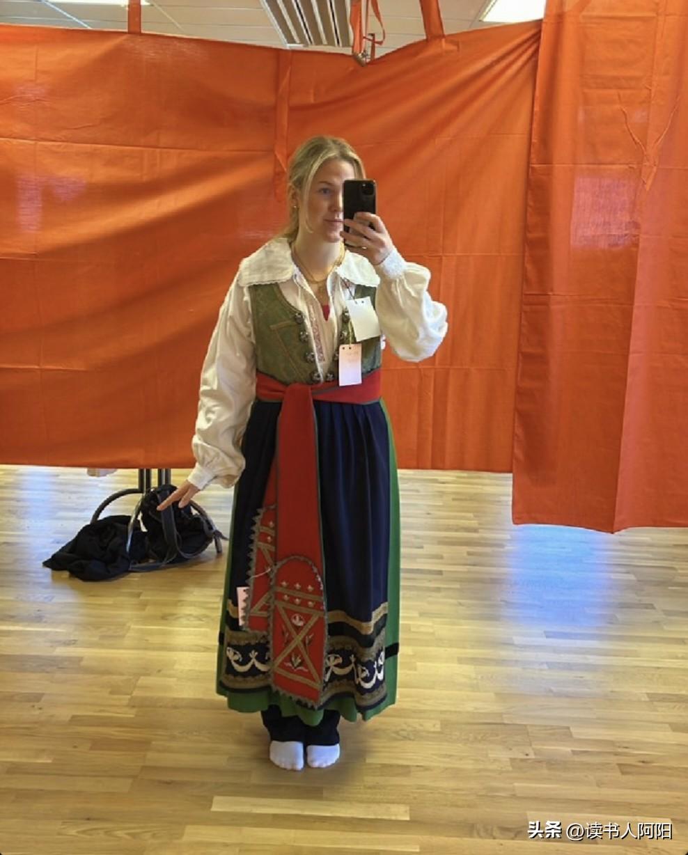 世界范围民族主义都在复兴！
下图是一个瑞典人🇸🇪发起的瑞典人穿瑞典服运动！类