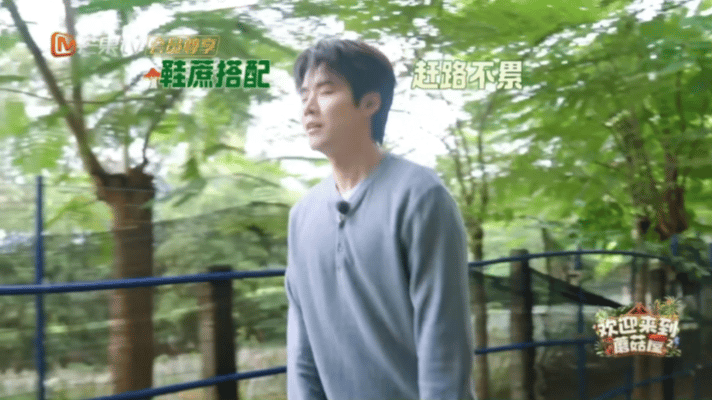 任豪穿洞洞鞋变丐帮长老欢迎来到蘑菇屋超大号洞洞鞋配甘蔗，这造型真是绝了！走起路来