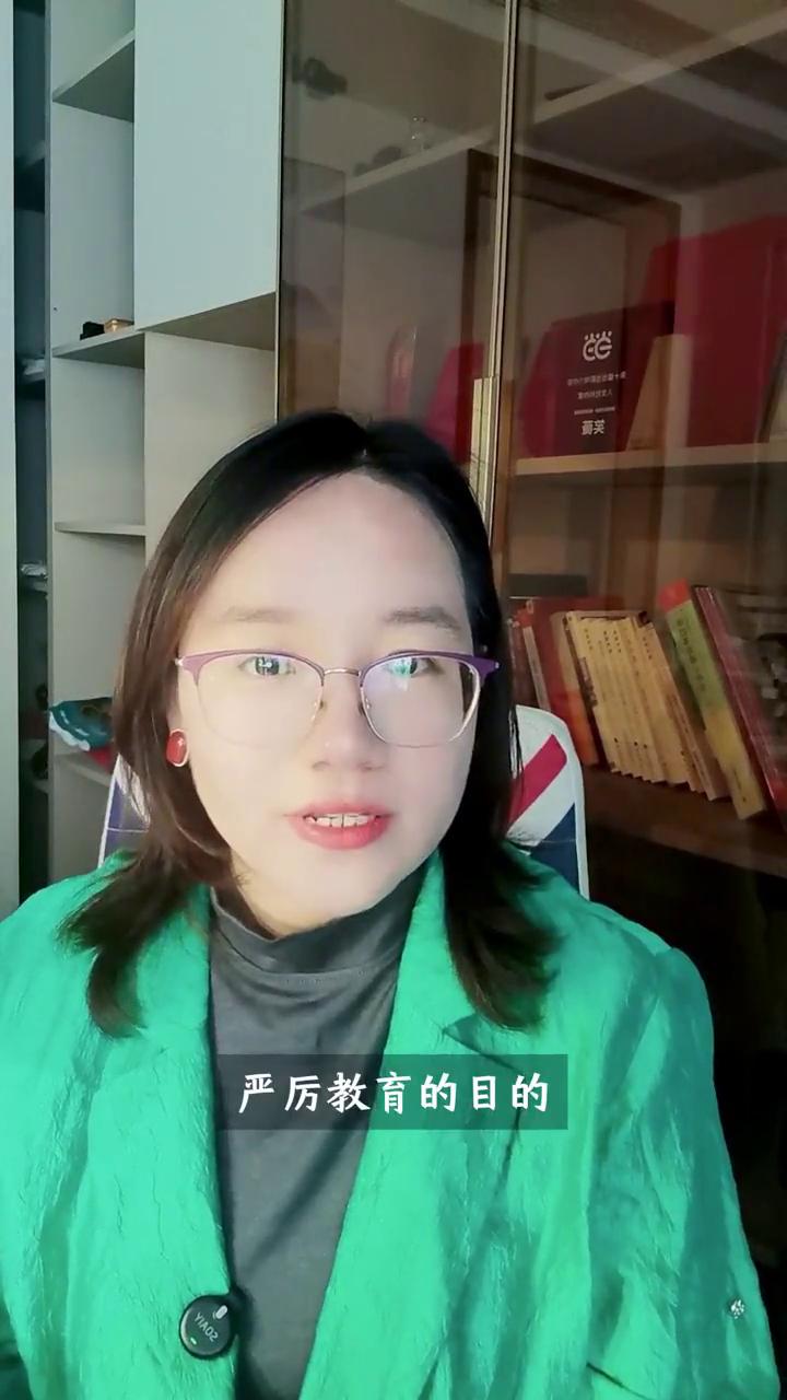笑薇读书品牌创始人，高级生命数字心理咨询师，《左手阅读，右手写作》作者。
严厉教