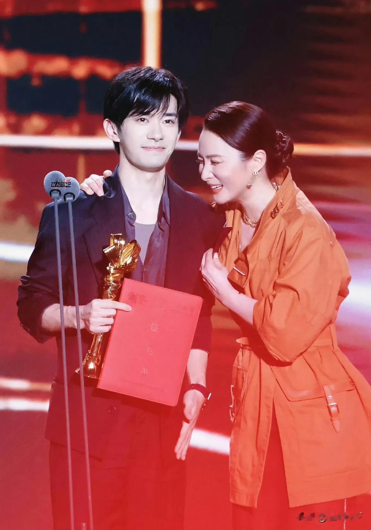 易烊千玺和蒋勤勤合作《小小的我》，易烊千玺饰演患有脑瘫的刘春和，蒋勤勤饰演刘春和