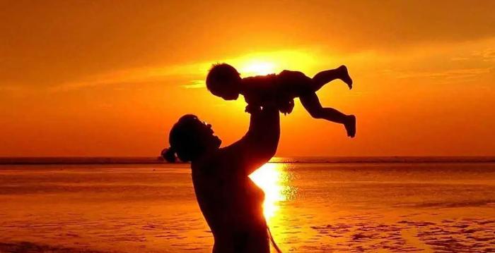 一位38岁的女性朋友怀孕了，她通知我们一起吃饭，并提前说：自己会做独立母亲。晚间