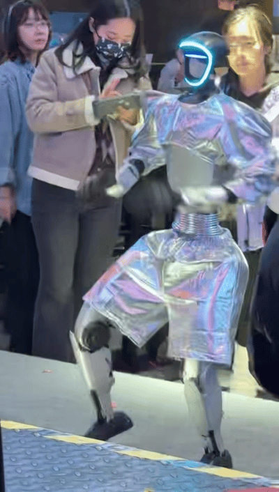 上海跨年机器人都上场了今年跨年仪式感是机器人给的 被上海跨年的机器人狠狠惊艳到！