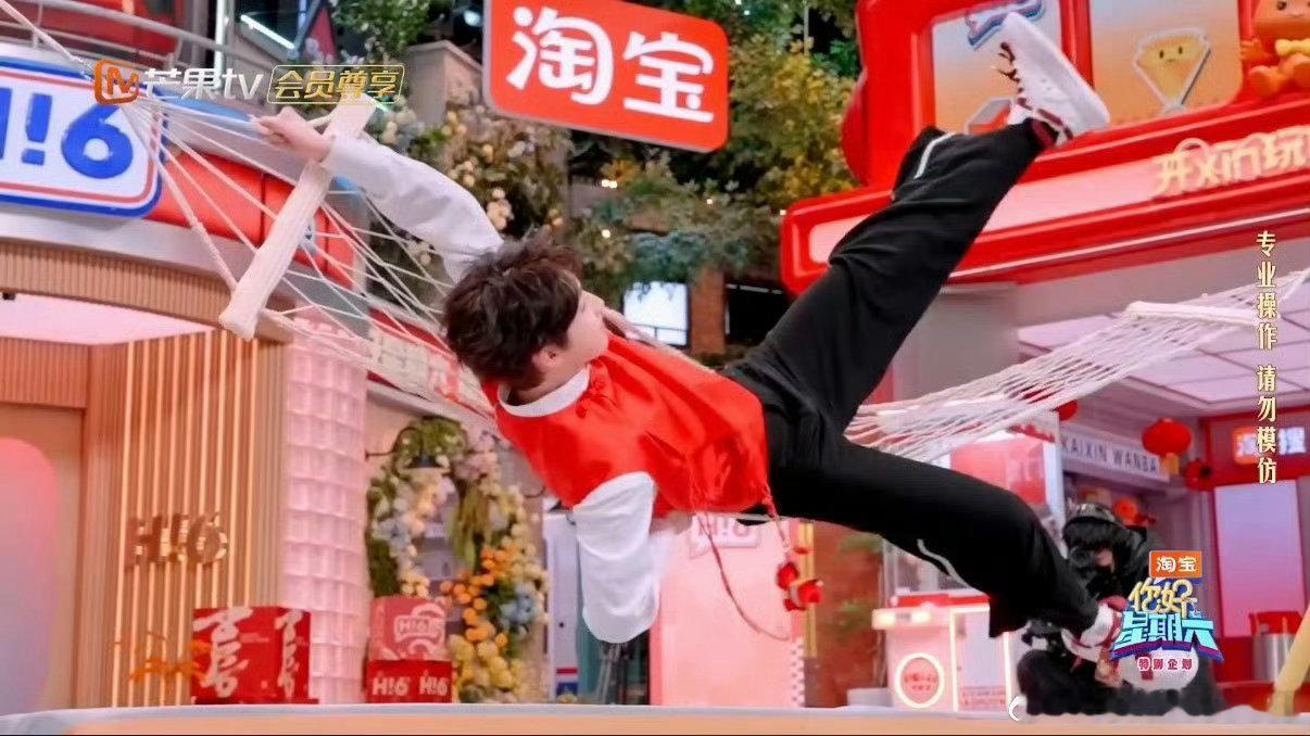 郭俊辰摔倒了就躺会你好星期六郭俊辰也太讨喜了，认真参与游戏，失败也不烦躁，安静躺