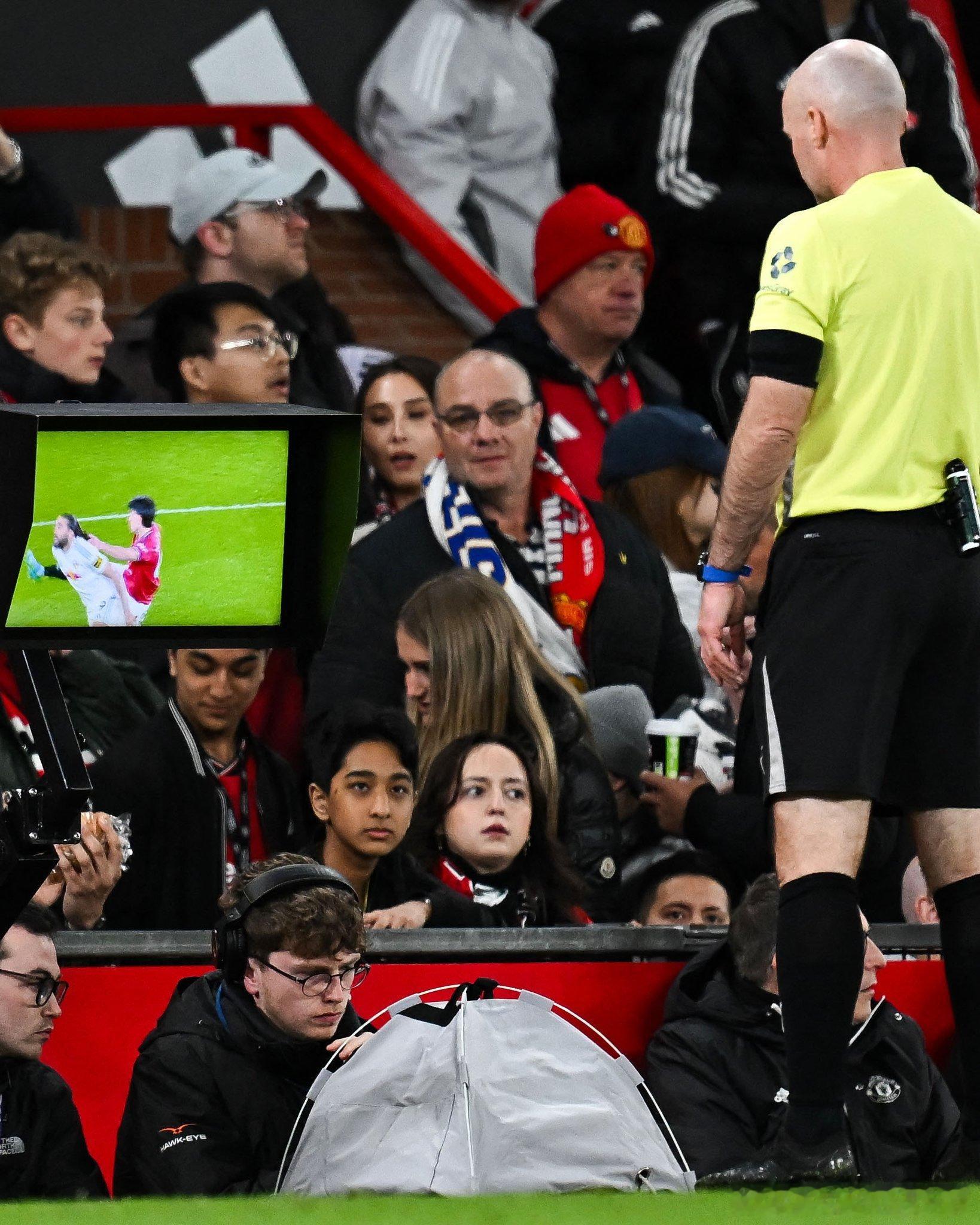 利桑德罗·马丁内斯将因“暴力行为”被禁赛三场，无缘利物浦做客老特拉福德的比赛。利