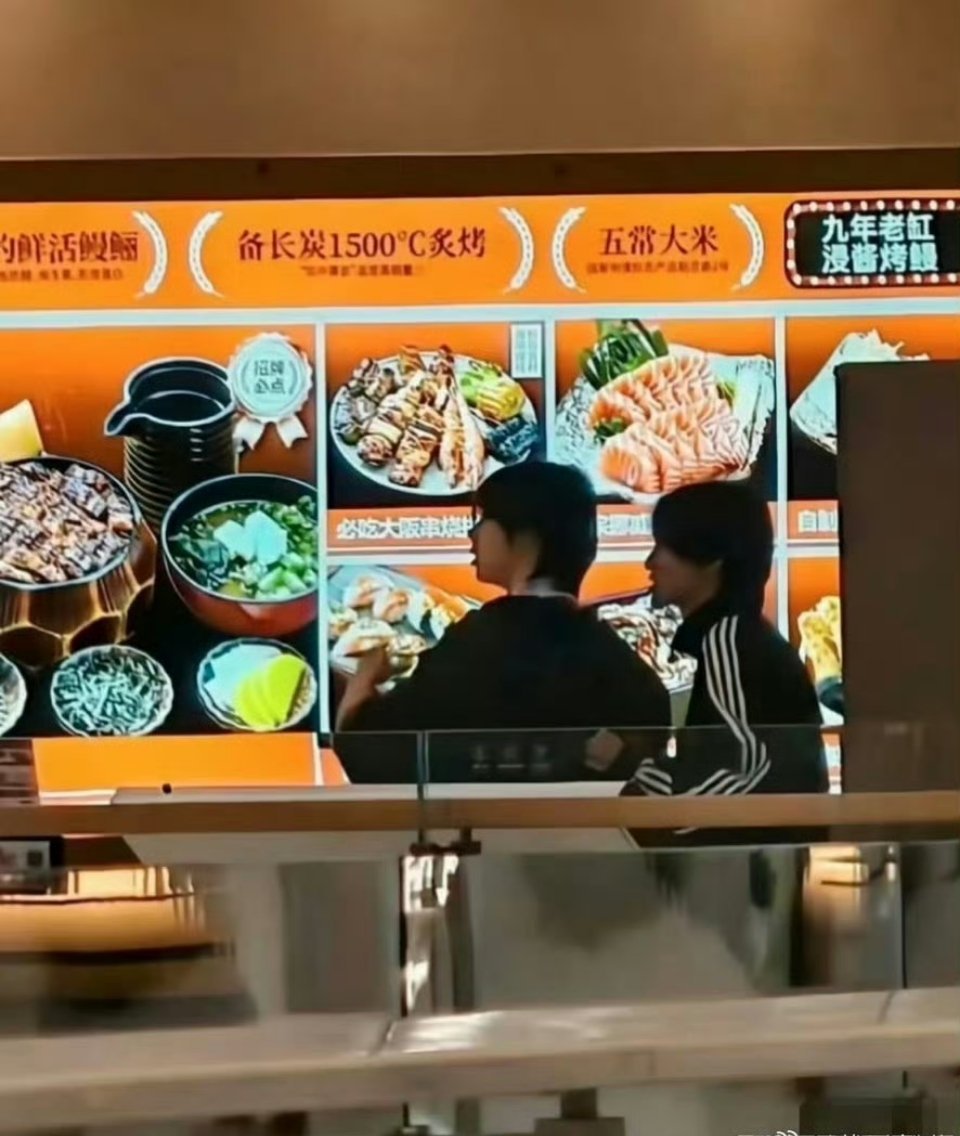 偶遇左奇函陈奕恒一起吃饭天呐！刚在美食城偶遇左奇函陈奕恒，两人边吃边聊超开心，这