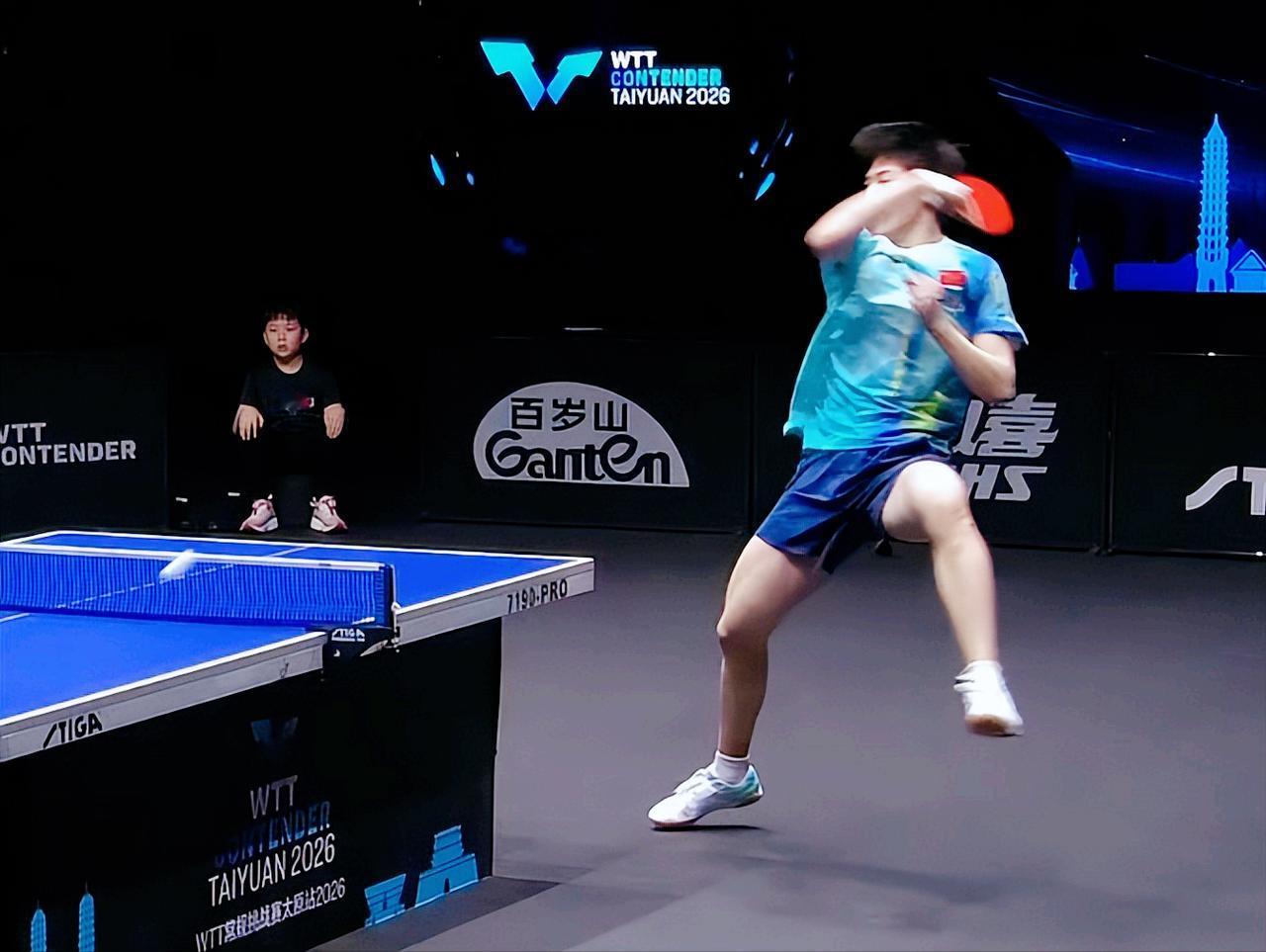 不会吧！温瑞博要爆冷吗？
李天阳那么难缠，
是跟东哥学的吗？
他得逆旋转发球和拉