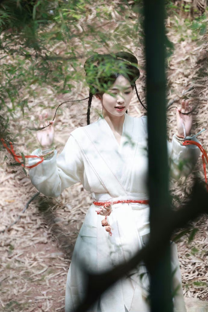 白鹿临江仙新造型路透于正的审美很迷，说话也很迷...... ​​​