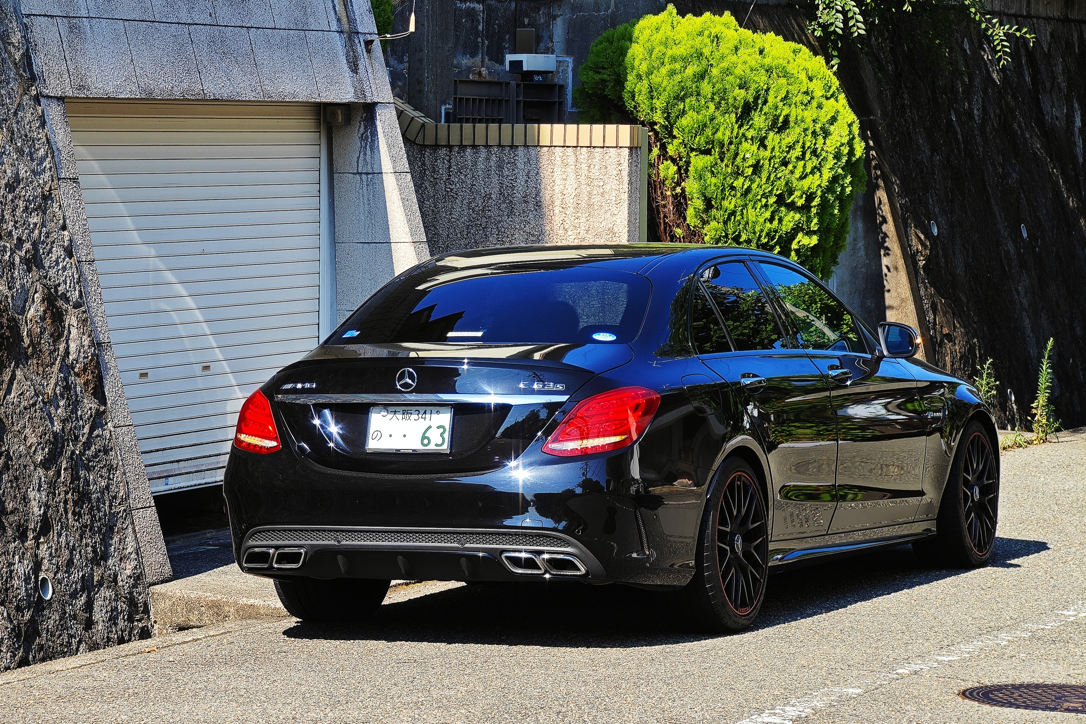 每天早晨邻居家 AMG C63S 一启动，半条街都能听到。此刻多希望它是四缸的[