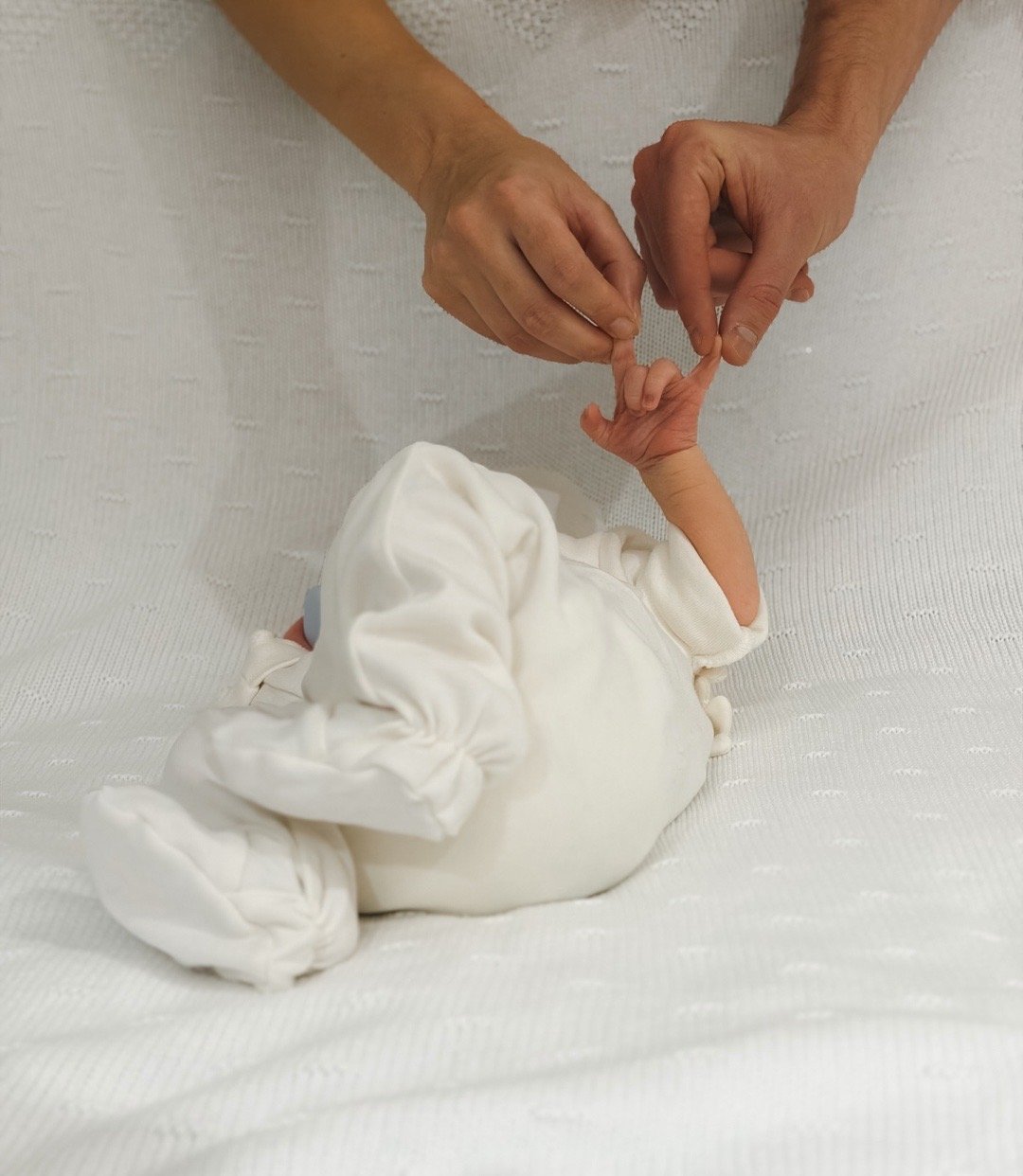 🥹欢迎小小蛛🕷🥳🎉阿尔瓦雷斯与埃米莉亚宣布他们的儿子阿马迪奥的诞生：“?