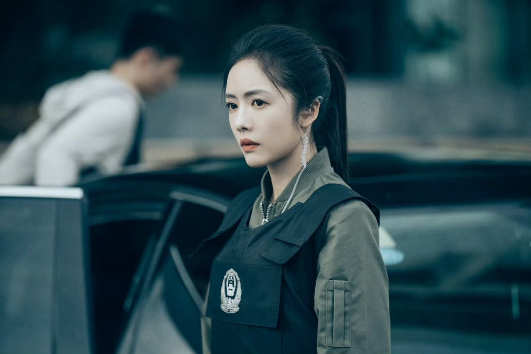 蔡文静这才是你的舒适区 谁懂啊！蔡文静的舒适区就是又美又飒的女警吧！被车撞倒毫不