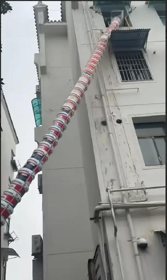 淮南，近日一名常年在工地扛楼的小伙，因为天天从楼上往楼下搬建筑垃圾，累得腰酸背痛