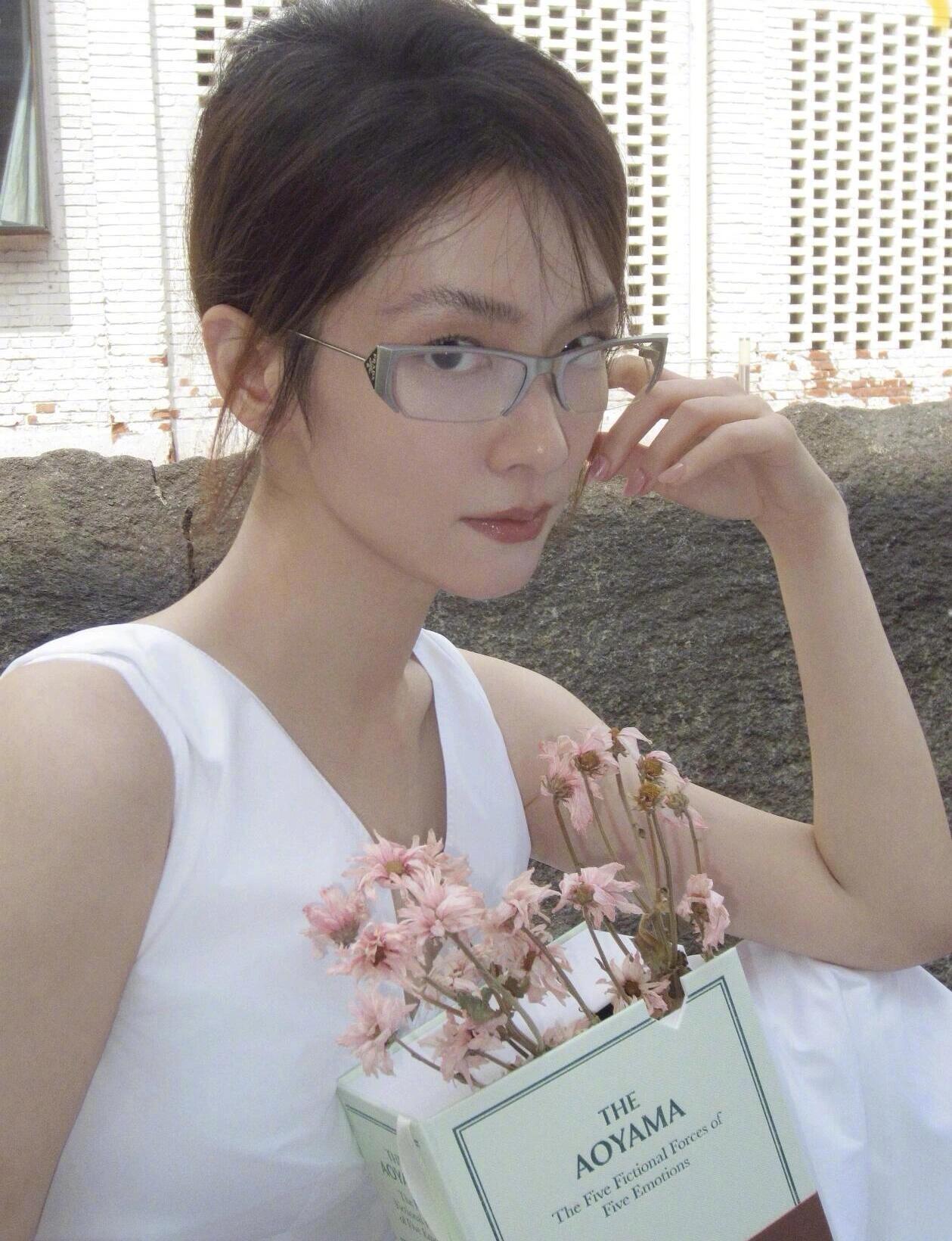陈昊宇亮相全新造型，以V领小白裙呈现简洁明快的视觉基调，PRADA×GENTLE