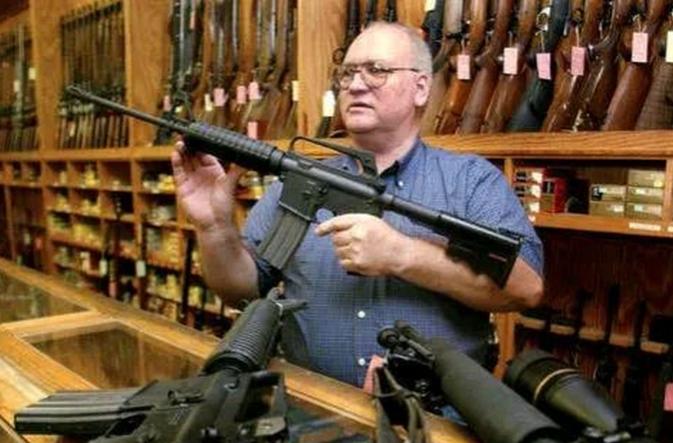 美国的枪店老板，为什么不怕顾客买完枪后朝他射击？

在美国街头，枪店和咖啡馆一样