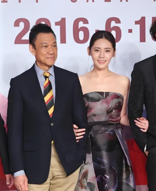 2011年，65岁的王学圻做出了一个震惊圈内外的决定，不顾结婚40年的发妻孙昌宁