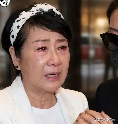 我最想不通的人，
 
就是狄波拉了。
明明离婚都31年了，却偏要在谢贤葬礼上穿一