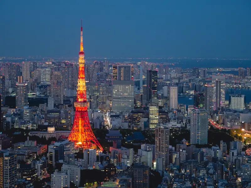 11月24日东京足立区这起车辆冲撞行人事件太可怕了。一辆无牌照的展示用车，先是在