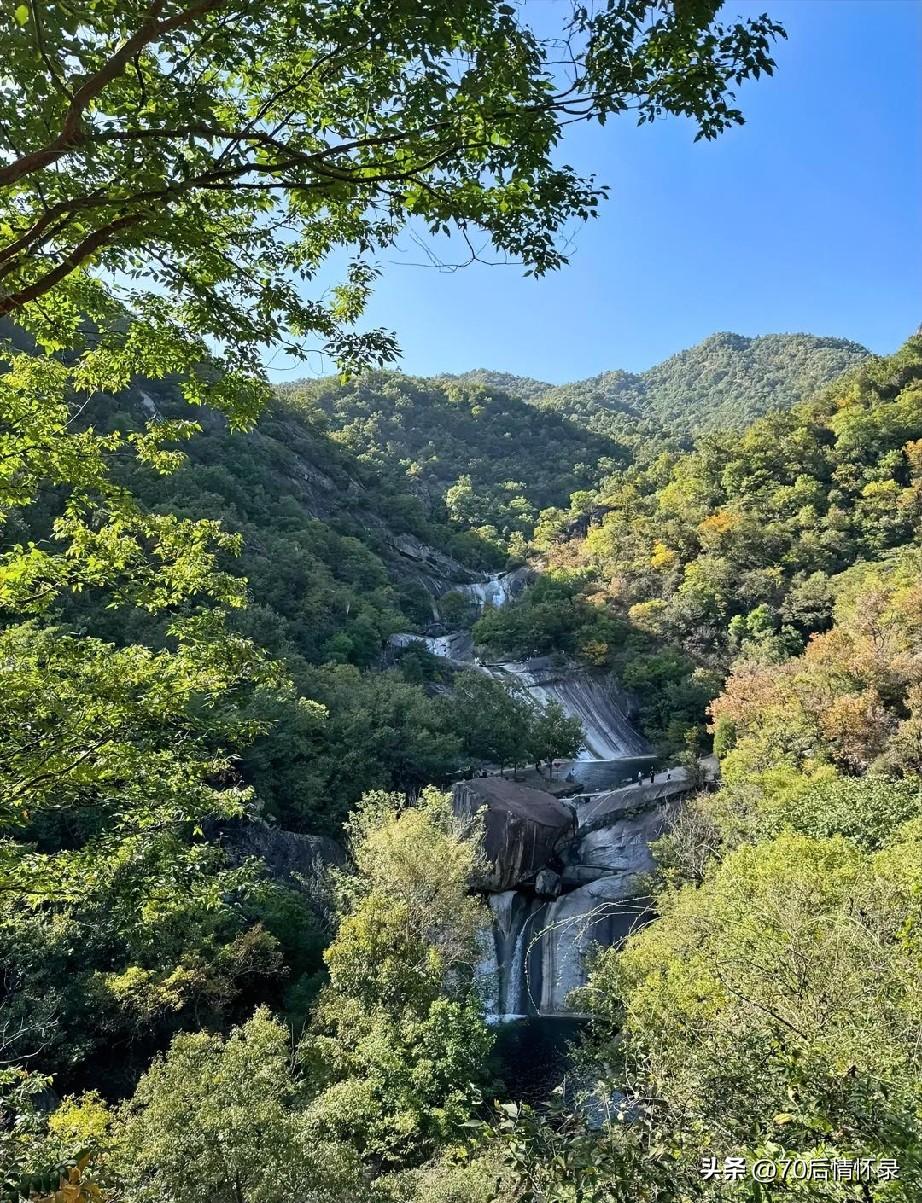 地处南阳西峡伏牛山腹地双龙镇的龙潭沟景区，是河南省首家服务标准化示范景区、国家4