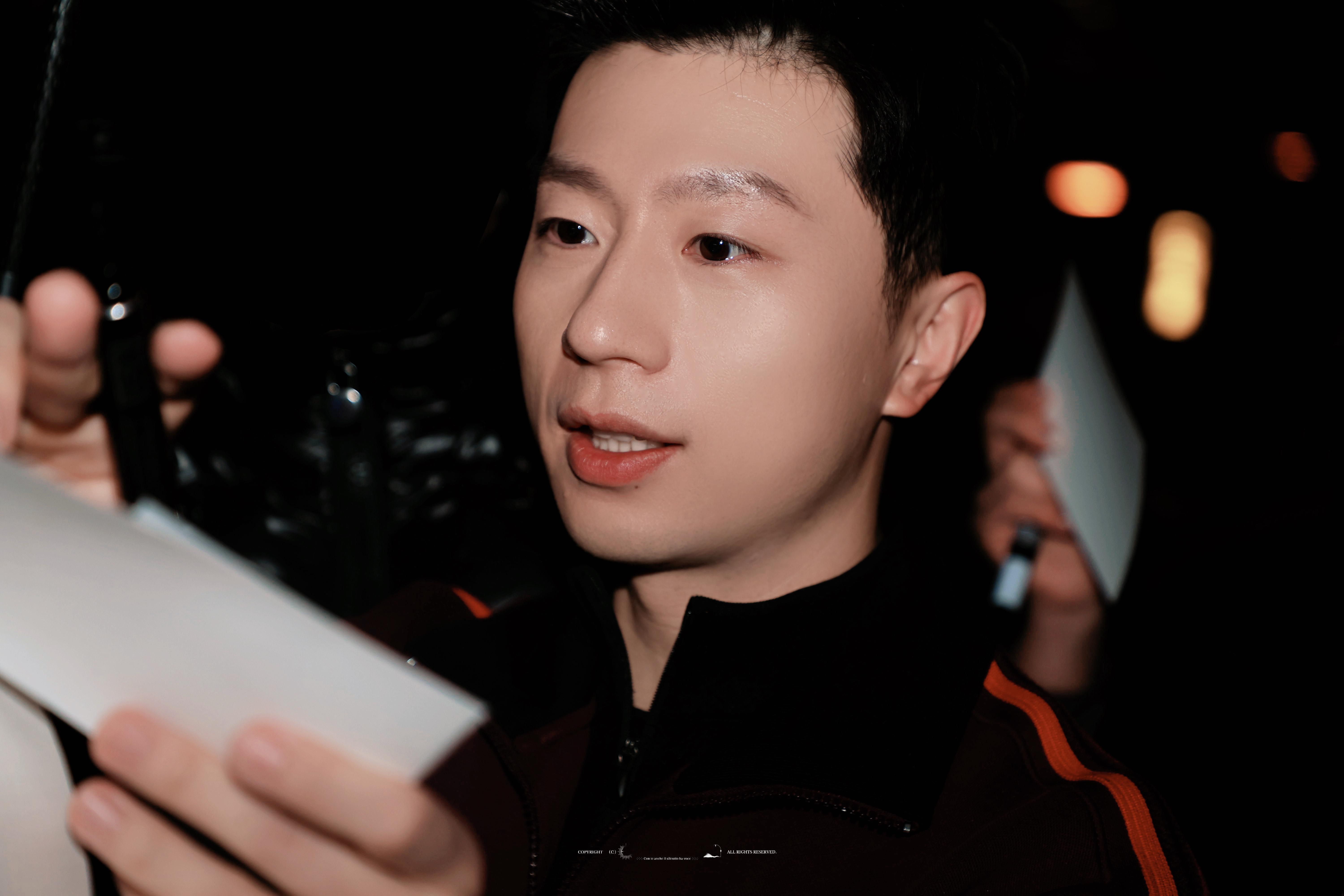 365张爱上马龙的人生照片第144张：在米兰李宁秀场，又是轻轻抓拍出神图马龙李宁