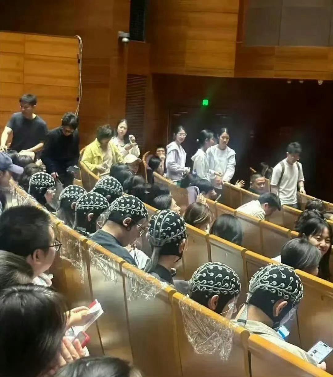 北大学堂上的一幕，不得不说，惊呆了。 ​​​