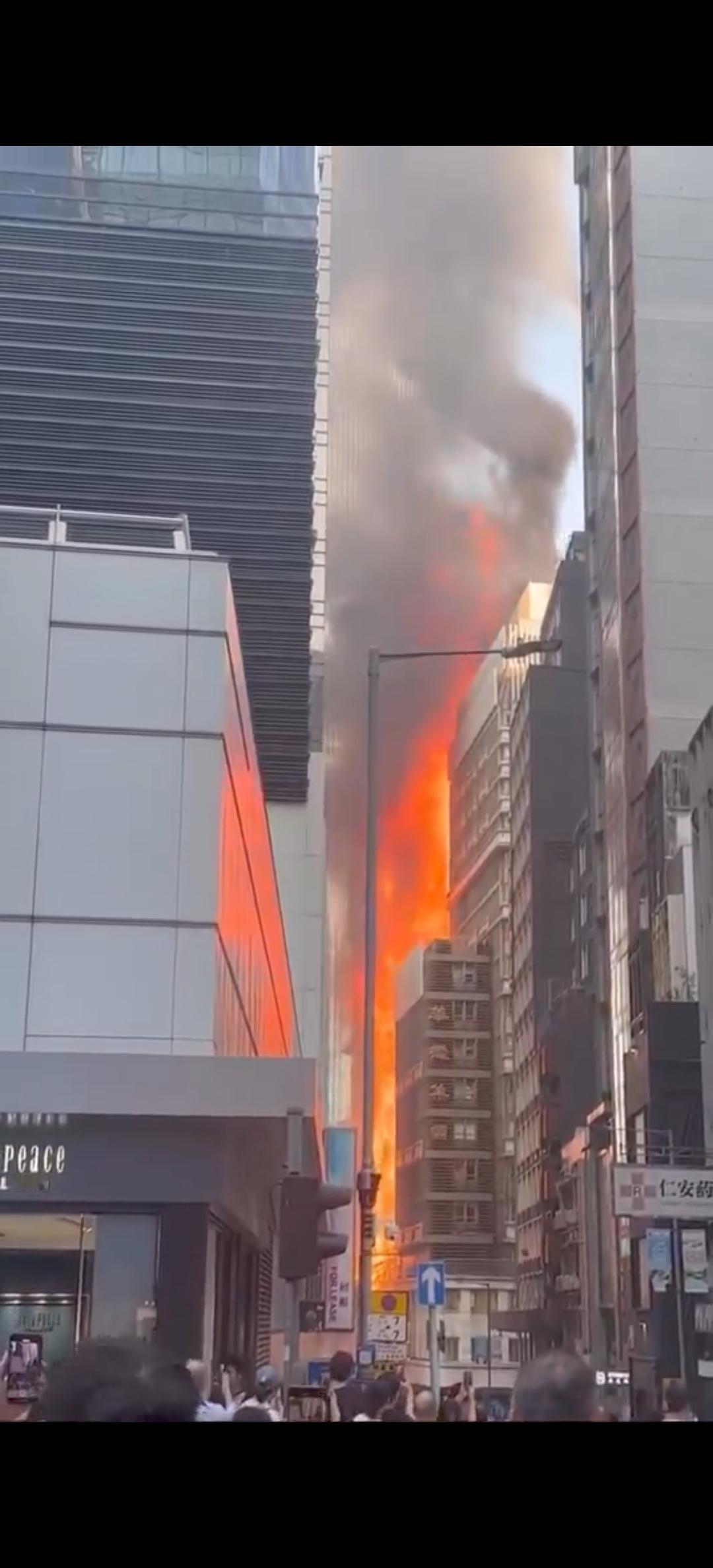 今天，香港中环区华懋大厦外的棚架起火高层建筑救火 高层住宅楼火灾 香港消防处 香