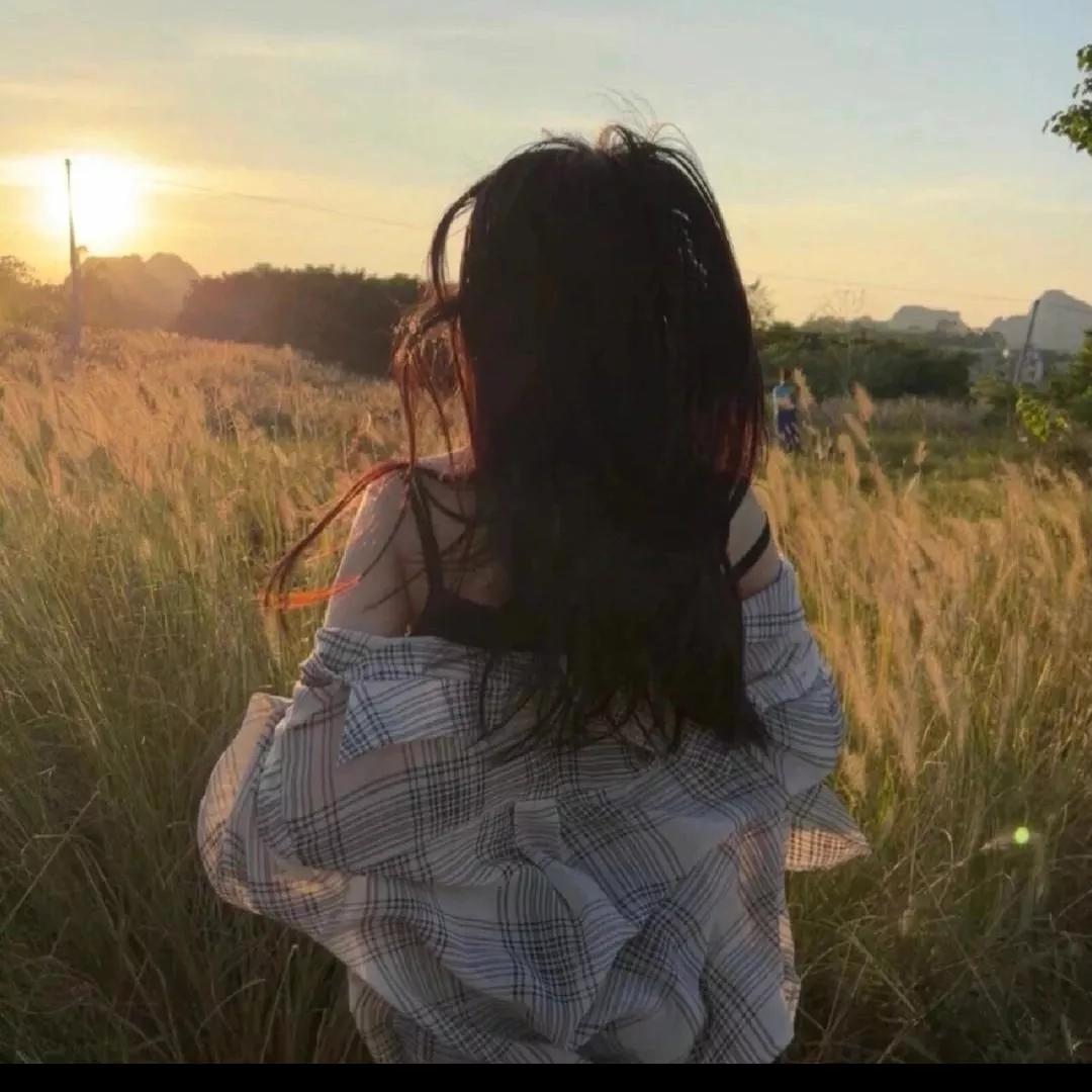 夕阳西下，芳草萋萋，人影渐远。夕阳西下有感 夕阳西下江畔美 斜阳暮色 亭外芳草 