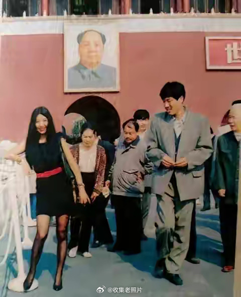 1989年，北京。进入中央民族歌舞团的杨二车娜姆，这年她19岁。 