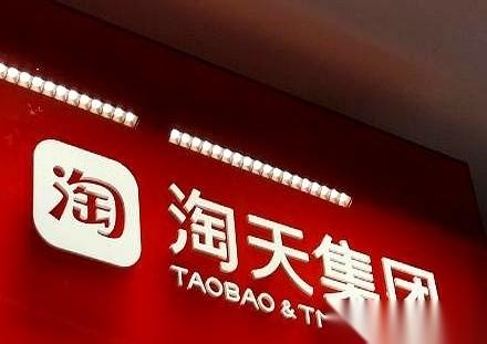 晚出生7年的人，跑去抢人家养了8年的金字招牌。
最绝的是，抢的人还居高临下地甩出