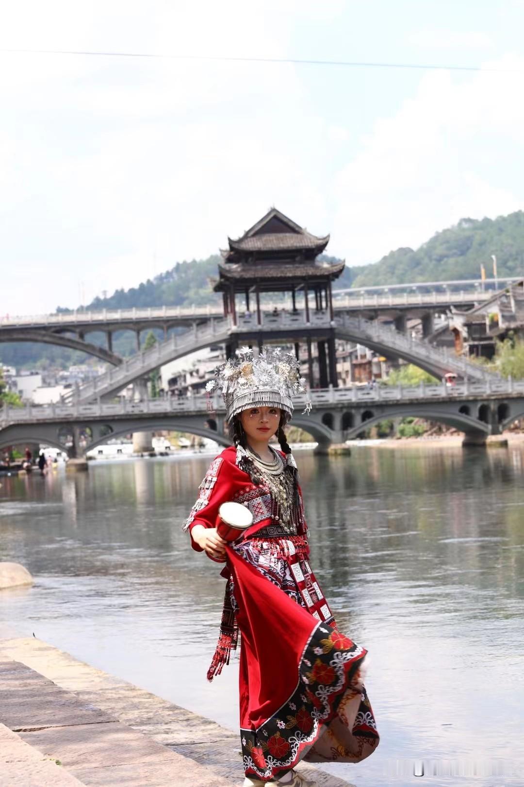 女人老了，当然需要化妆打扮！这不是为了迎合他人，而是取悦自己。年轻时打扮或许会在