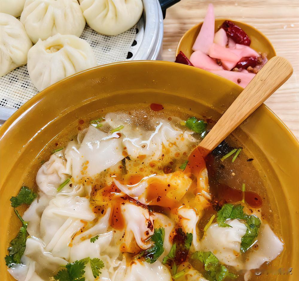 那一碗正宗的馄饨，
才是与这座城市的相逢。

酒店早餐那点事。

越是星级酒店，