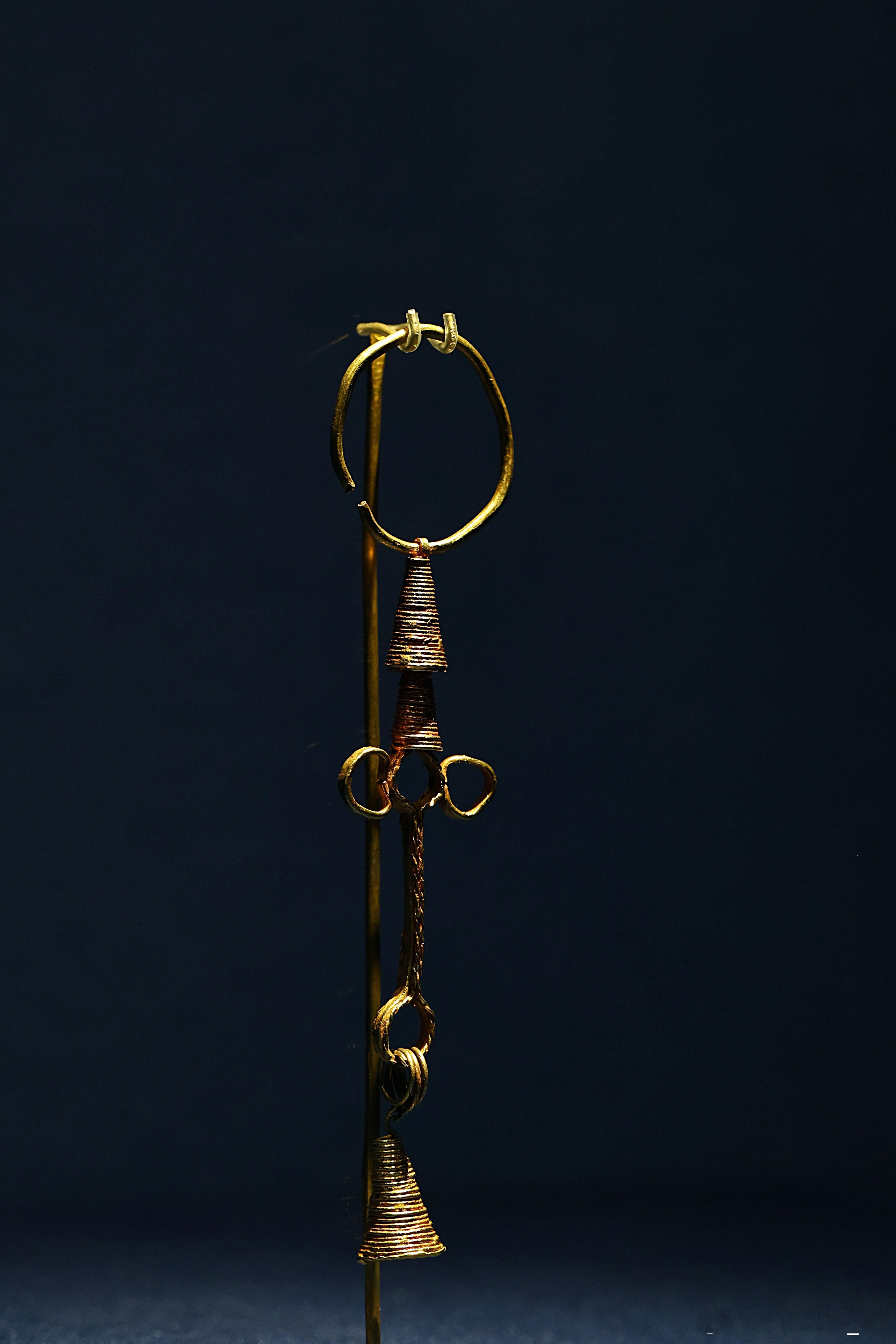 黄金缕-香港故宫文化博物馆藏古代金器 锥形耳坠公元前4–公元前3世纪这是一件典型