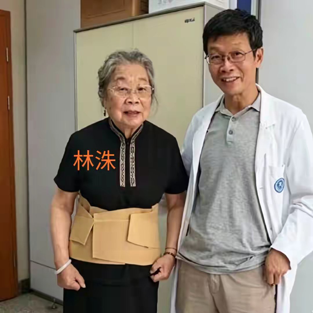 2016年，林洙晚年在医院留影，她是梁思成的妻子，如今98岁仍健在 